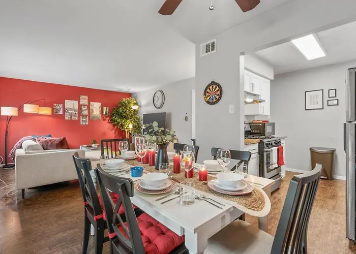 Intimate 2bd Tcu Walkable Apartment
