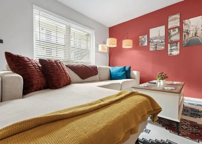 Intimate 2bd Tcu Walkable
