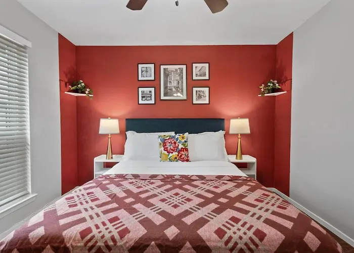 Intimate 2bd Tcu Walkable Apartment