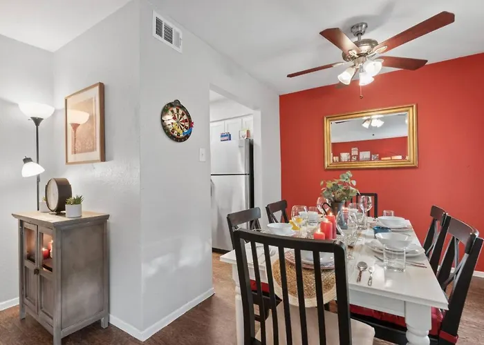 Intimate 2bd Tcu Walkable Apartment