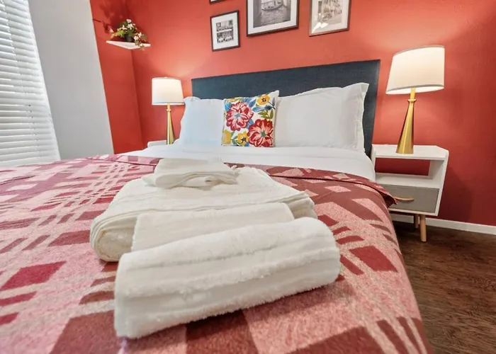 Intimate 2bd Tcu Walkable